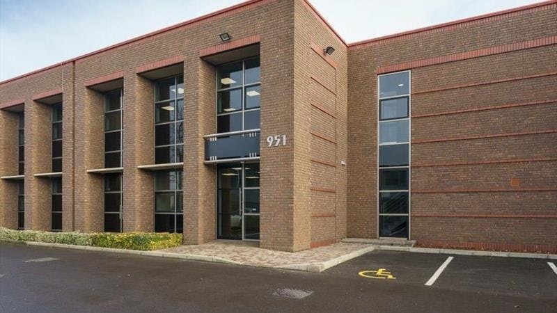 950-955 Yeovil Rd, Slough for lease - Building Photo - Image 1 of 18