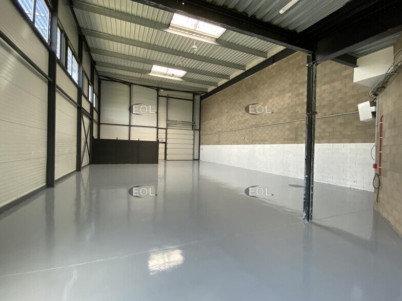 Industrial in SAINT CYR L ECOLE for lease - Interior Photo - Image 2 of 5