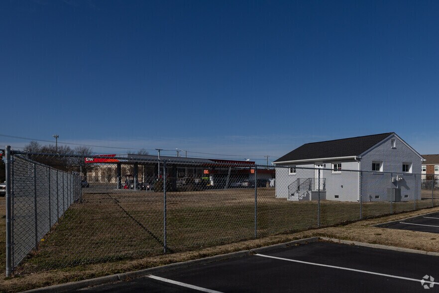 5652 Bayside Rd, Virginia Beach, VA for sale - Primary Photo - Image 1 of 12
