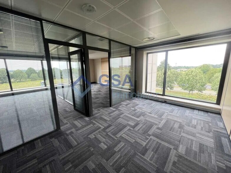 Office in Lieusaint for lease - Building Photo - Image 3 of 6