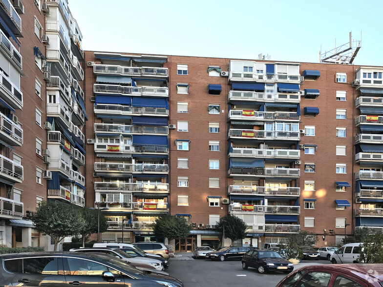 Multifamily in Alcorcón, MAD for sale - Primary Photo - Image 1 of 2