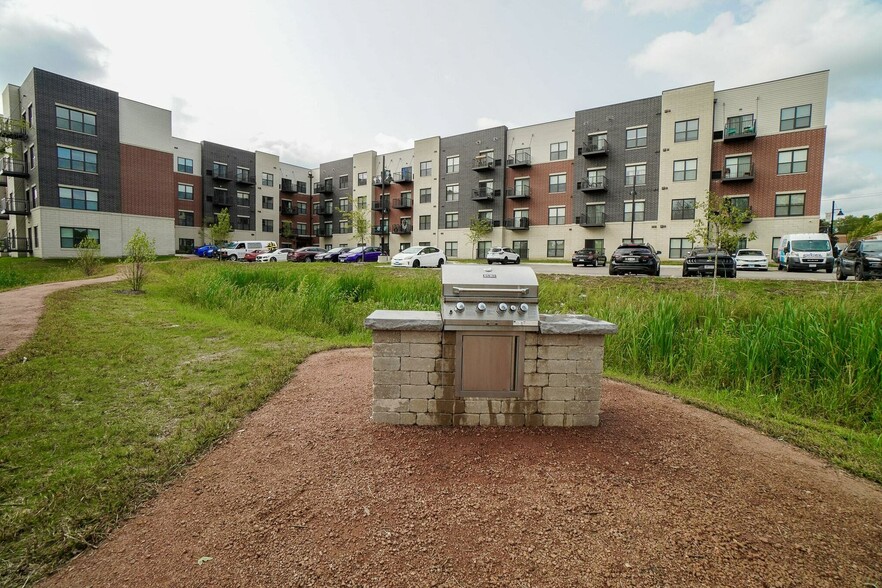 355 N La Fox St, South Elgin, IL for sale - Building Photo - Image 3 of 16