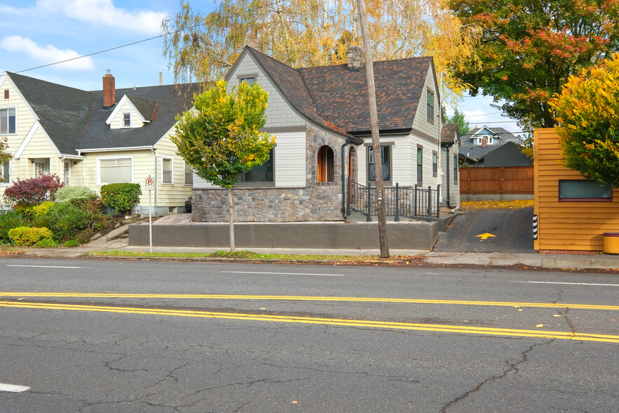 3033 NE Broadway St, Portland, OR for sale - Building Photo - Image 1 of 8