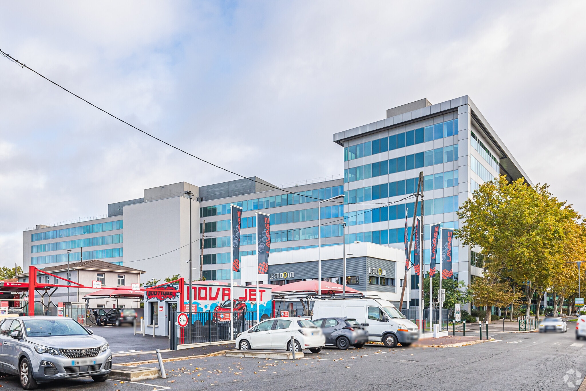 420 Rue D'Estienne D'Orves, Colombes for lease Primary Photo- Image 1 of 5