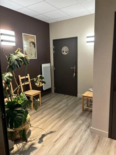 44 Place Du Village, Bâgé-Dommartin for lease - Interior Photo - Image 3 of 4