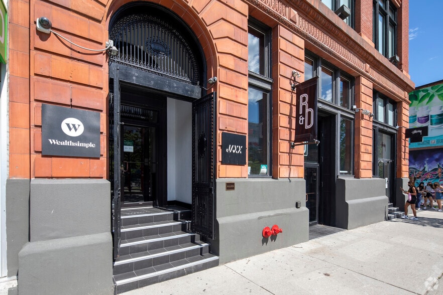 241 Spadina Ave, Toronto, ON for lease - Building Photo - Image 3 of 6