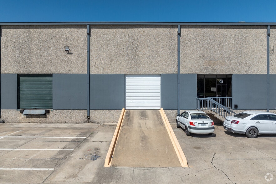 12750 Perimeter Dr, Dallas, TX for lease - Building Photo - Image 3 of 6