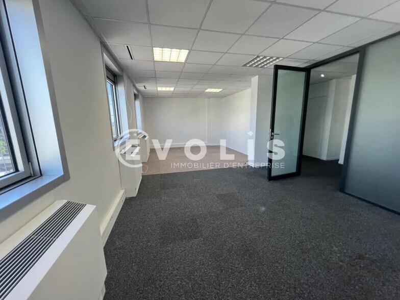 Office in Noisy-le-Grand for lease - Building Photo - Image 2 of 8