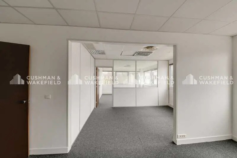 Office in Bièvres for lease - Interior Photo - Image 2 of 14