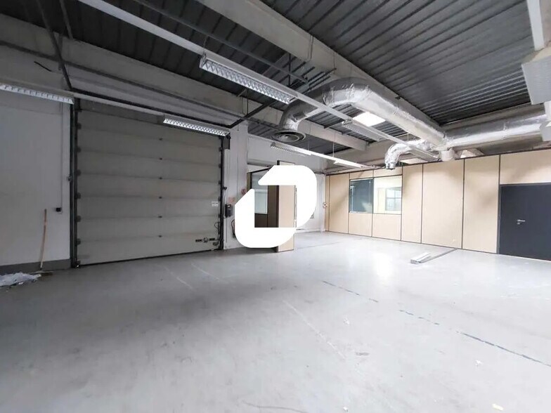 Flex in Trappes for lease - Interior Photo - Image 1 of 8