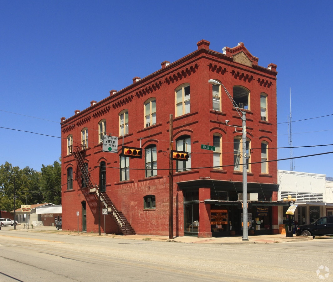 301 Main St, Smithville, TX 78957