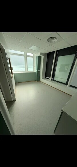 Retail in Paris for lease - Interior Photo - Image 1 of 5