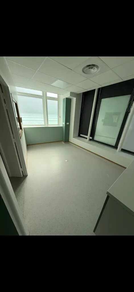 Retail in Paris for lease Interior Photo- Image 1 of 6