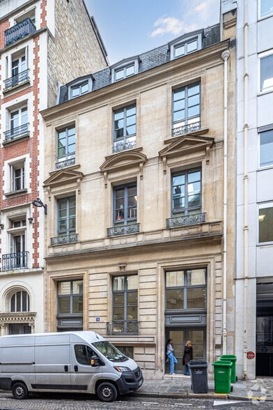 9 Rue Christophe Colomb, Paris for lease - Building Photo - Image 2 of 12