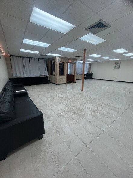 87 Cleveland Dr, Buffalo, NY for lease - Interior Photo - Image 3 of 7