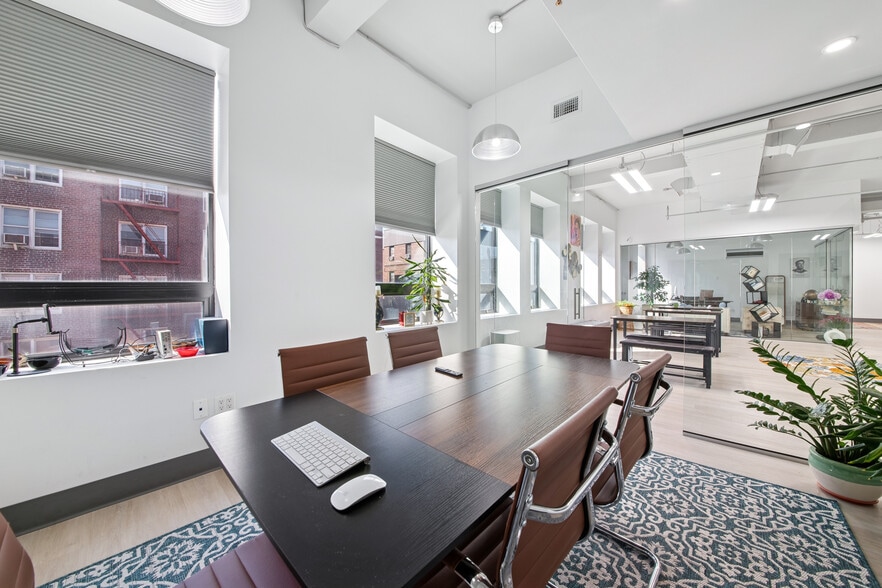 74-09 37th Ave, Jackson Heights, NY for lease - Building Photo - Image 3 of 12