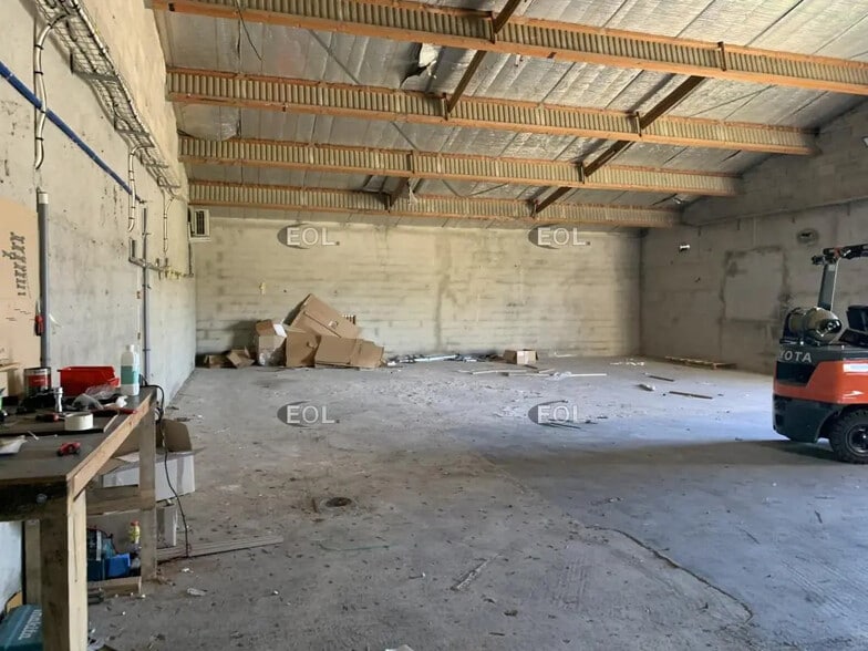 Flex in Peyrolles-en-Provence for sale - Building Photo - Image 2 of 5