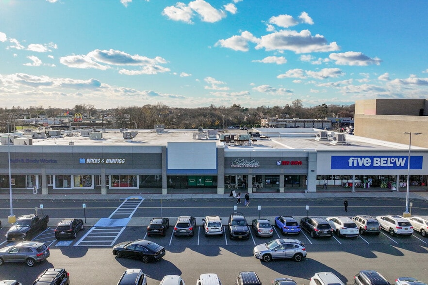 825-895 W Montauk Hwy, West Babylon, NY for lease - Building Photo - Image 3 of 8