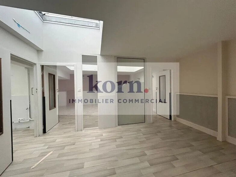 Retail in Saint-Cloud for lease - Building Photo - Image 3 of 6