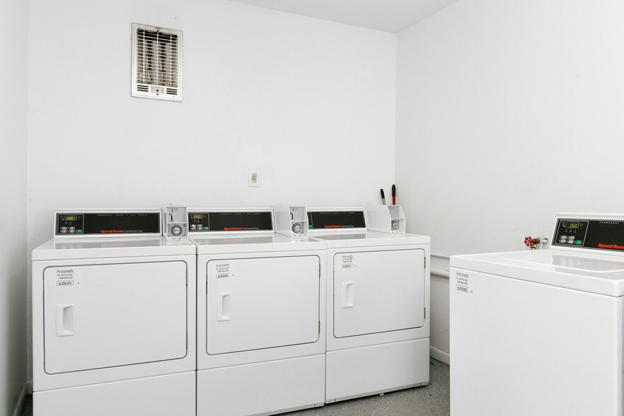 7698 Colonial Point Ln, Gloucester Point, VA for sale - Building Photo - Image 1 of 1