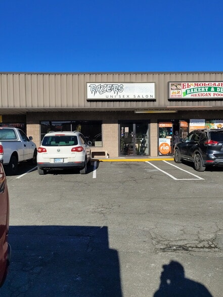 1071-1087 Huntingdon Ave, Waterbury, CT for lease - Building Photo - Image 2 of 7