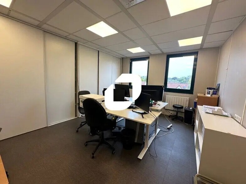 Office in Saint-Germain-en-Laye for lease - Interior Photo - Image 2 of 7