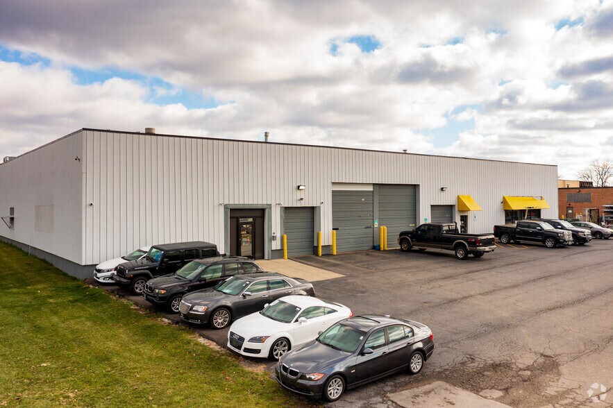 60 Shore Dr, Burr Ridge, IL for sale - Primary Photo - Image 1 of 1