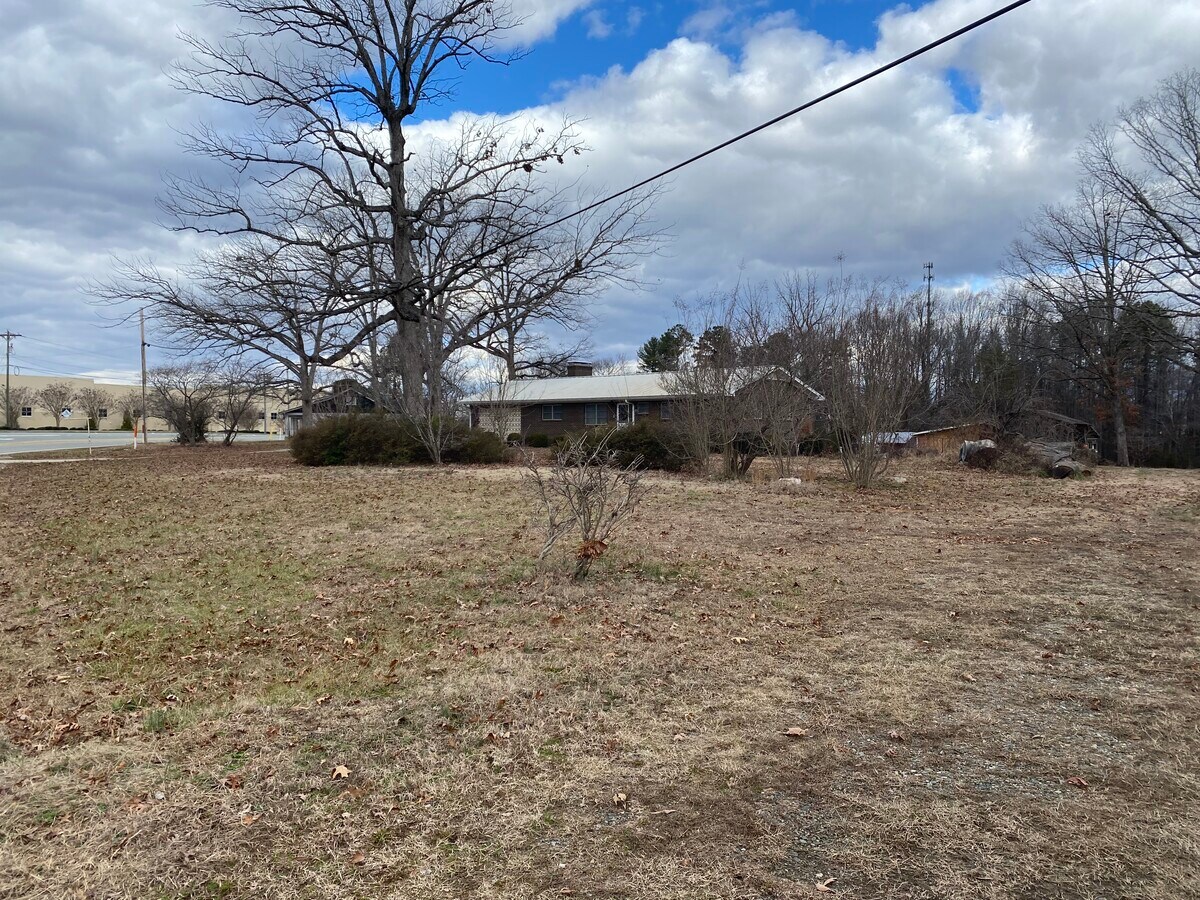 3901 McConnell Rd, Greensboro, NC 27406