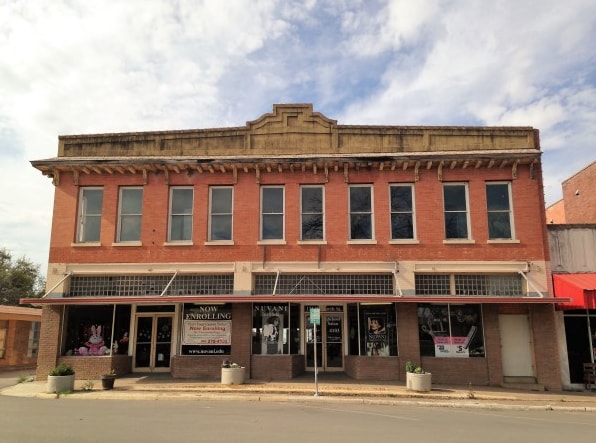 115-117 N West St, Uvalde, TX for lease - Primary Photo - Image 2 of 17