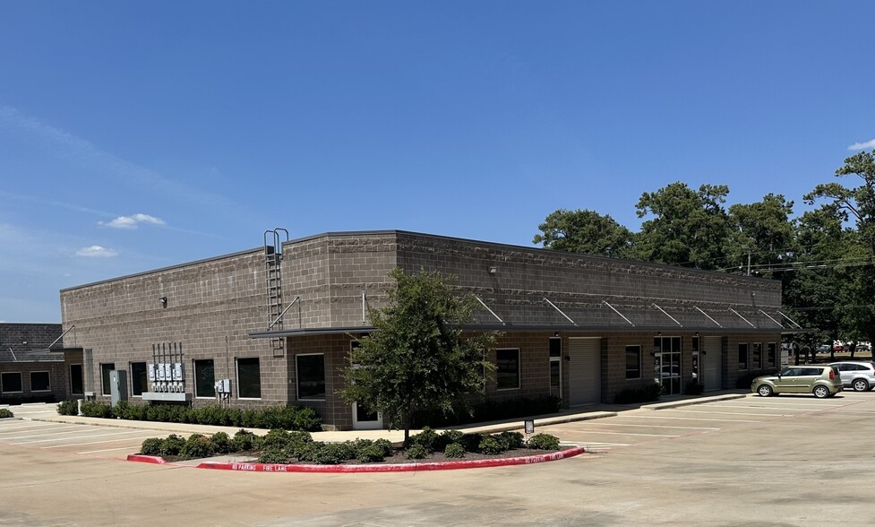 2519 N Frazier St, Conroe, TX for lease - Building Photo - Image 2 of 19