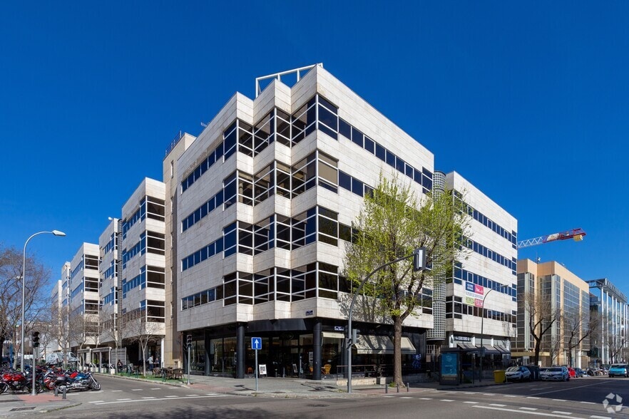 Calle Julián Camarillo, 29, Madrid, Madrid for lease - Building Photo - Image 2 of 8