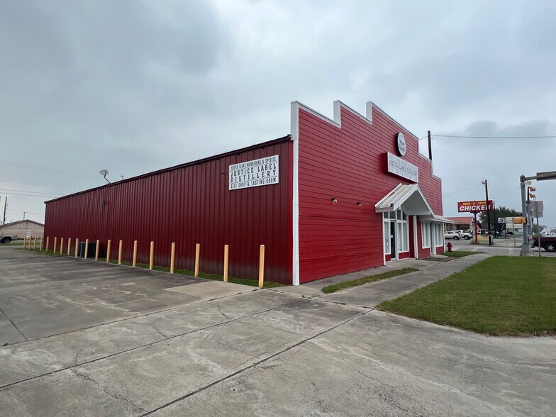 523 E Sinton St, Sinton, TX for sale - Primary Photo - Image 1 of 1