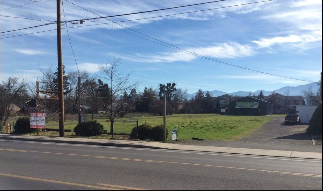 2021 W Main St, Medford, OR 97501