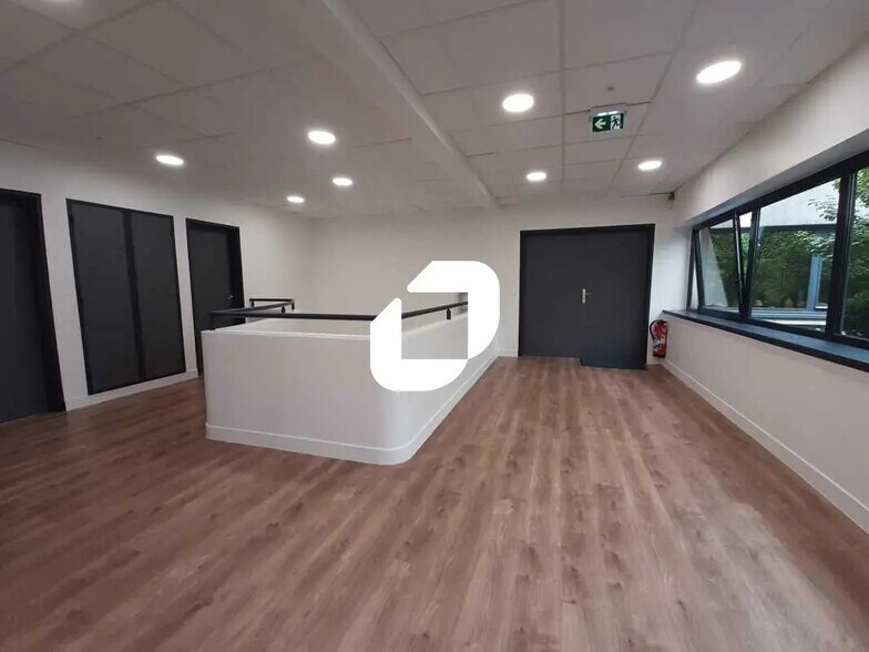 Office in Plaisir for sale - Interior Photo - Image 1 of 17