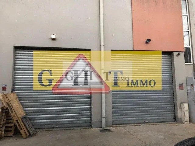Industrial in Villeneuve-le-Roi for sale Building Photo- Image 1 of 2