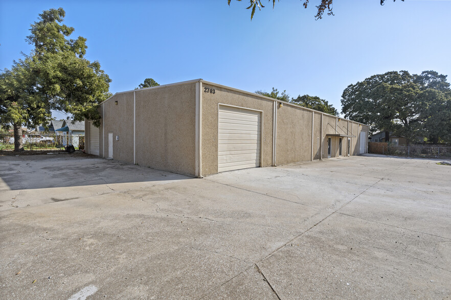 2703 Marshall St, Fort Worth, TX for lease - Building Photo - Image 3 of 7