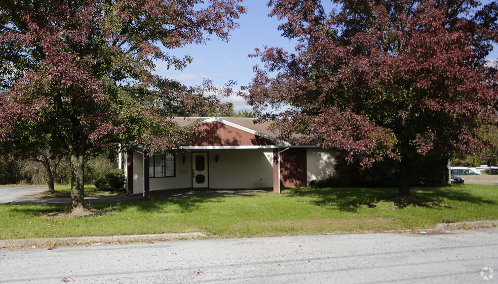 10 Cardinal Dr, Birdsboro, PA for lease - Primary Photo - Image 1 of 7