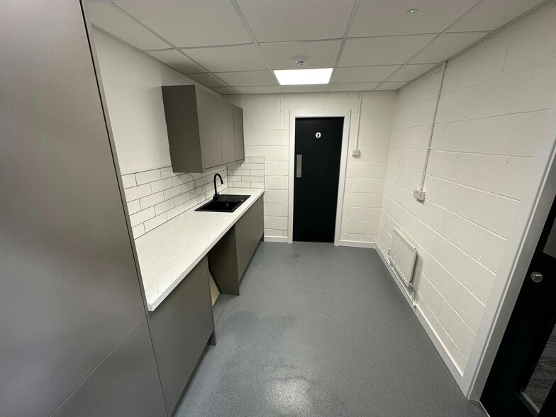 Excalibur Way, Manchester for lease - Building Photo - Image 3 of 6