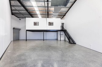 63 Township Dr, Burleigh Heads for lease Interior Photo- Image 2 of 11