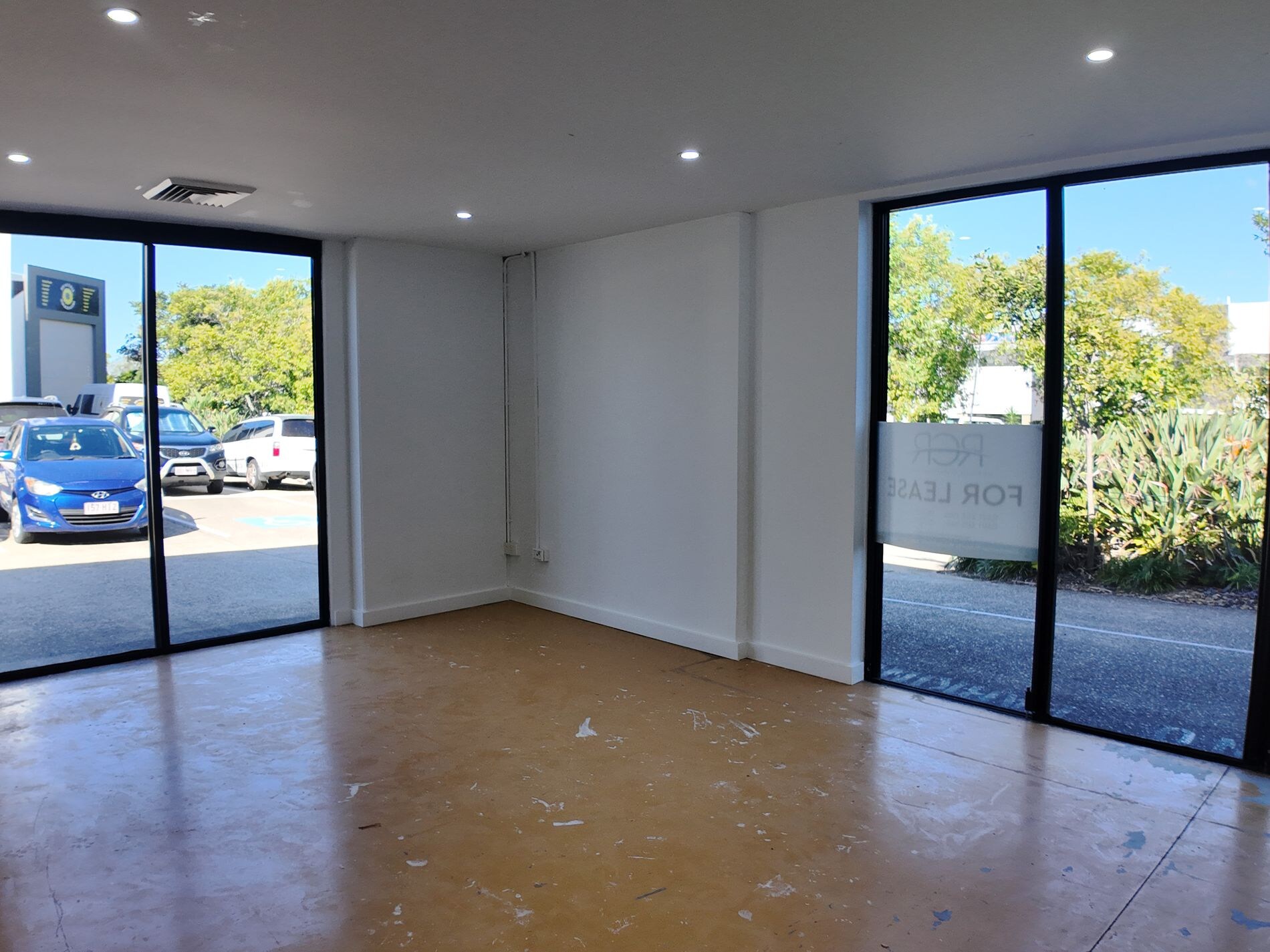 33 Township Dr, Burleigh Heads for lease Interior Photo- Image 1 of 9