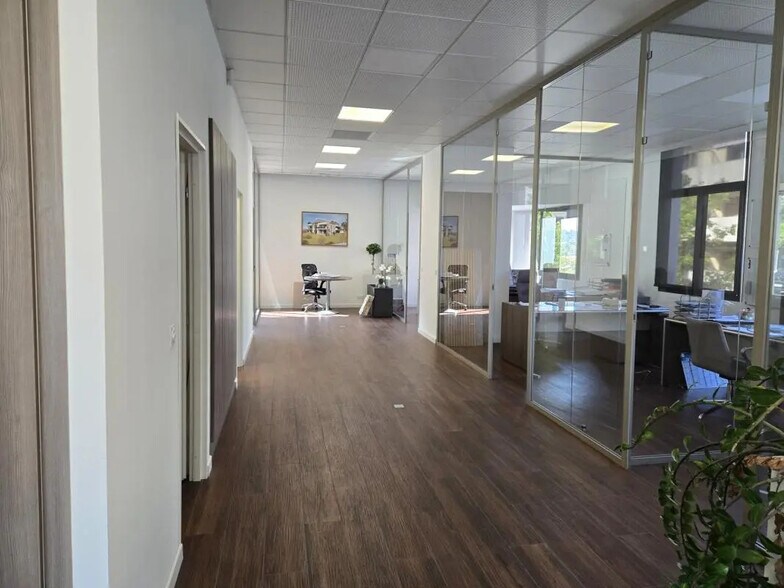 Retail in Toulon for lease - Building Photo - Image 3 of 8