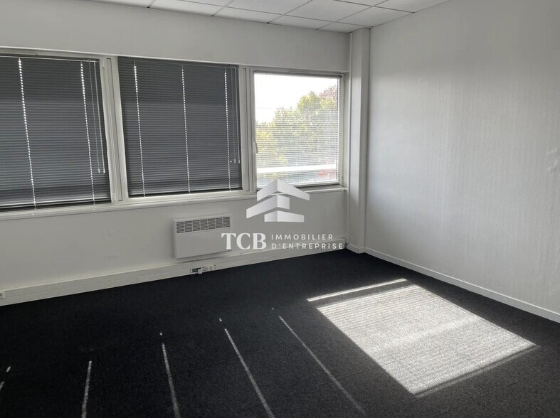 Office in Carquefou for lease - Interior Photo - Image 2 of 7