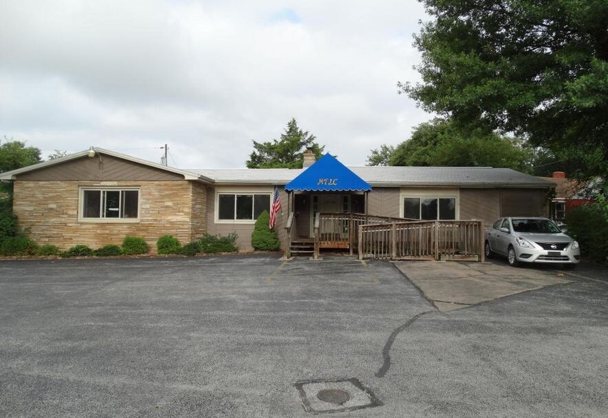 2115 S Brentwood Ave, Springfield, MO 65804