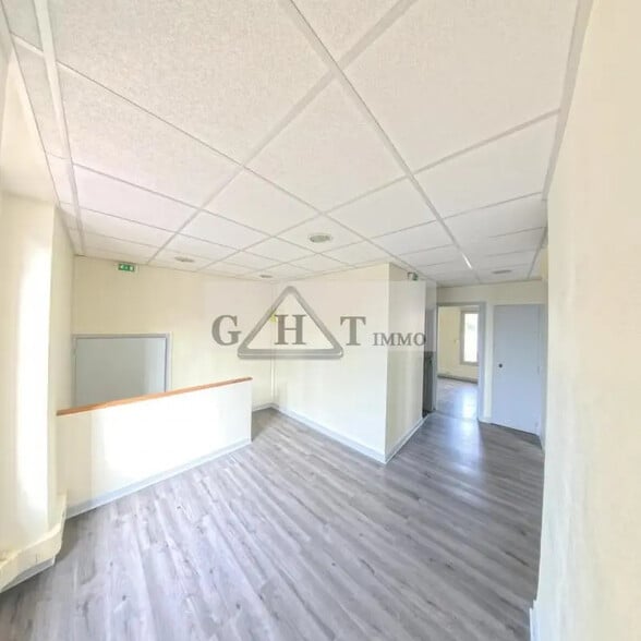 Office in Créteil for lease - Interior Photo - Image 2 of 6