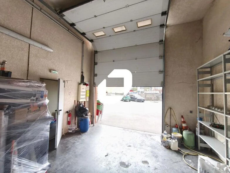 Flex in Neuilly-sur-Marne for lease - Interior Photo - Image 2 of 3