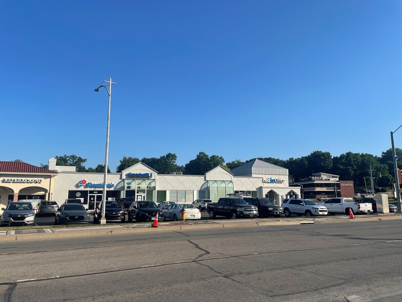 5433-5439 Johnson Dr, Mission, KS for lease - Building Photo - Image 3 of 9