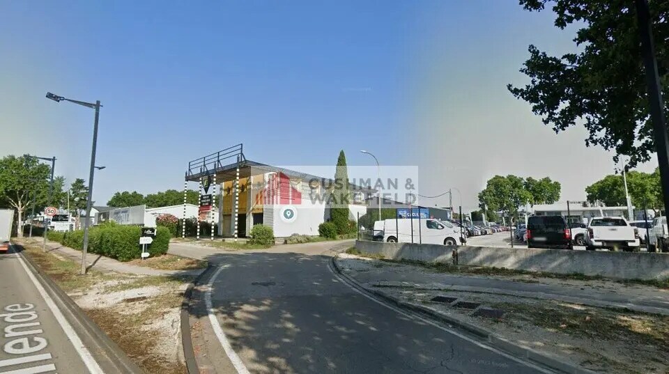 Retail in Nîmes for lease - Building Photo - Image 1 of 3