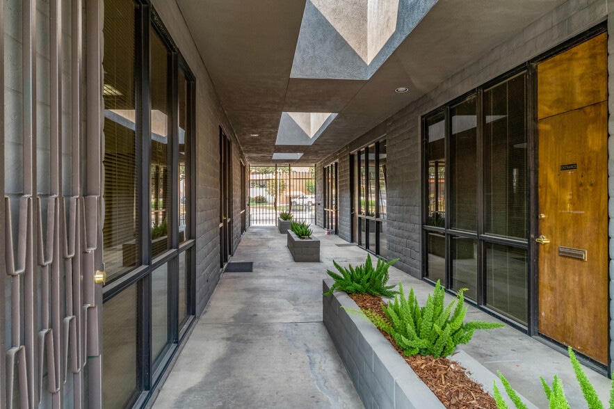 220 S Mooney Blvd, Visalia, CA for lease - Building Photo - Image 3 of 7