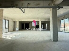 Retail in Le Chesnay-Rocquencourt for lease Interior Photo- Image 1 of 5