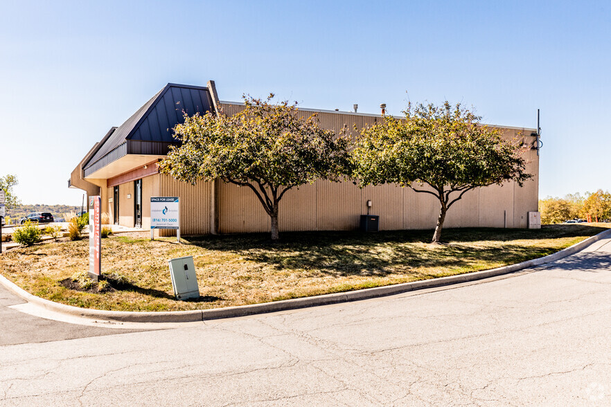 1134-1150 W Cambridge Circle Dr, Kansas City, KS for lease - Building Photo - Image 2 of 22